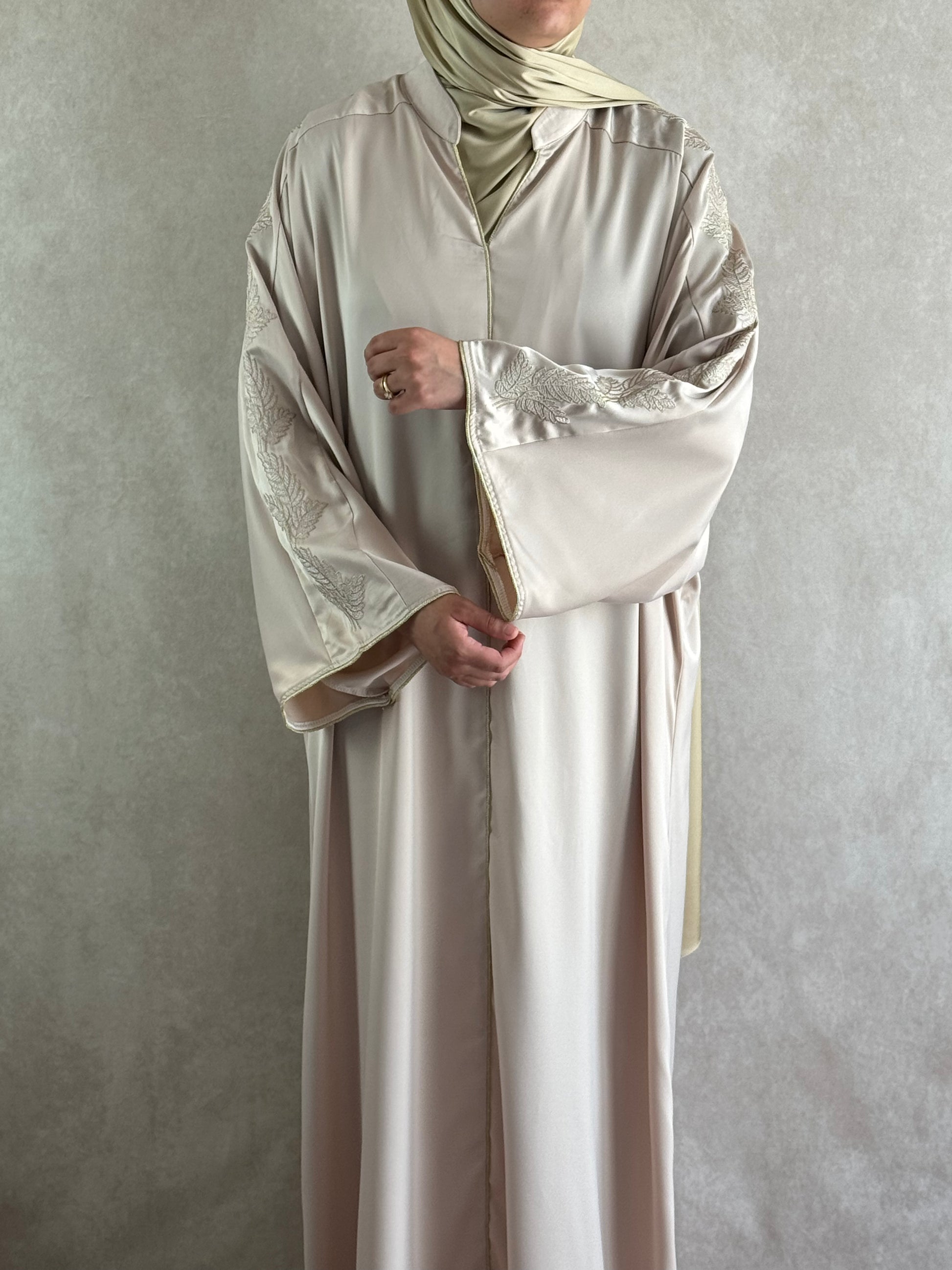 Abaya Satin brodée Alya Beige