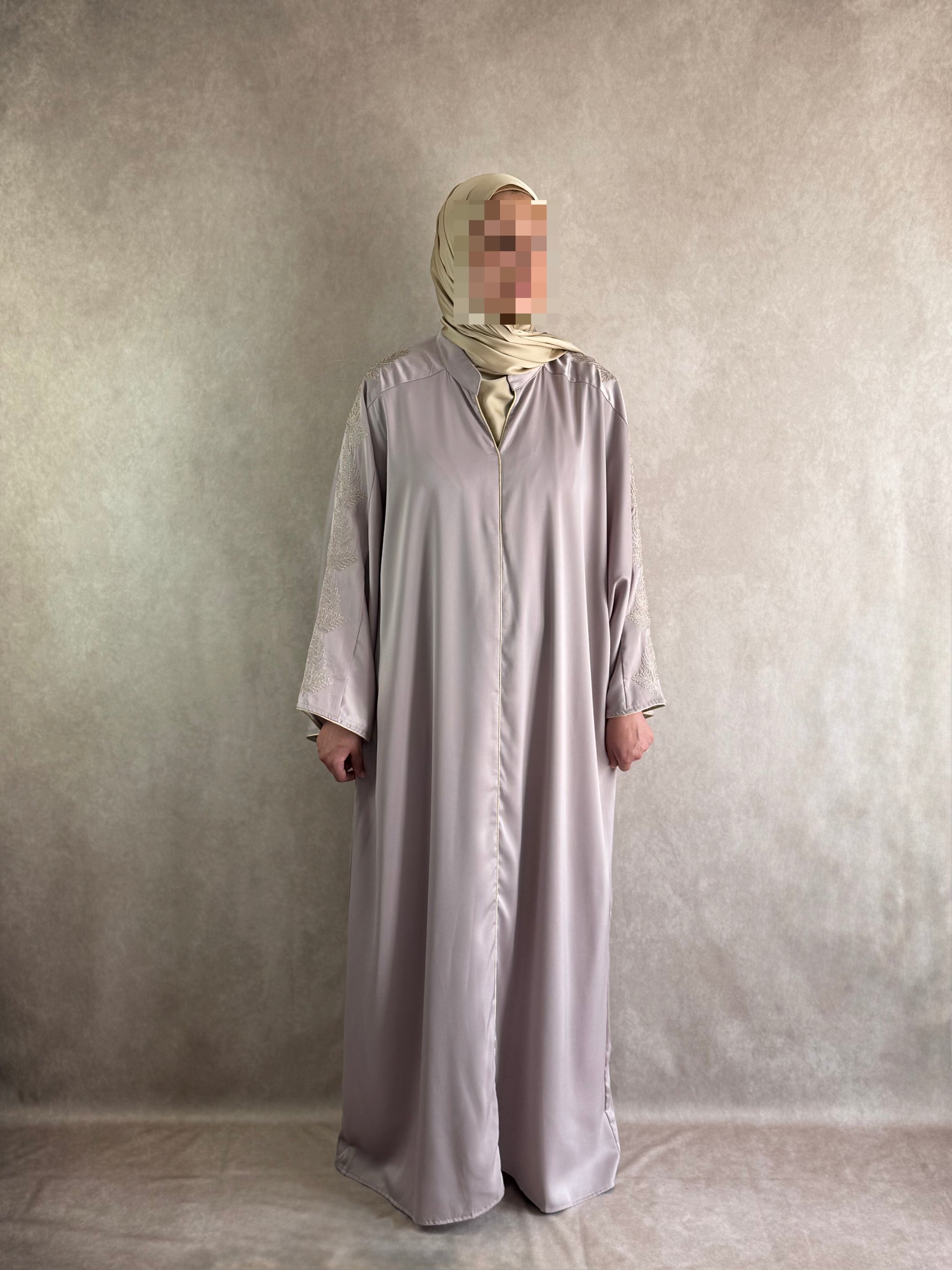 Abaya Satin brodée Alya Taupe