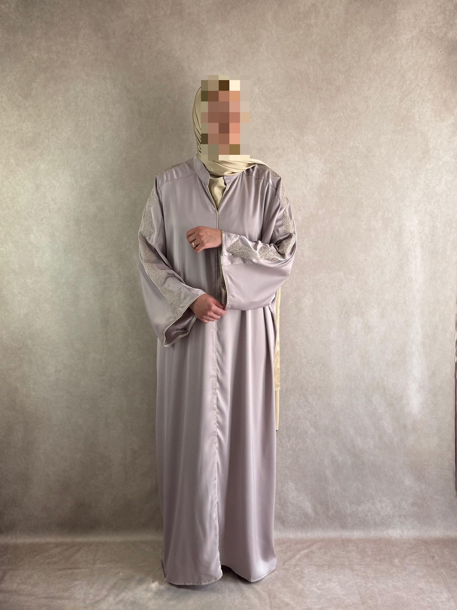 Abaya Satin brodée Alya Taupe