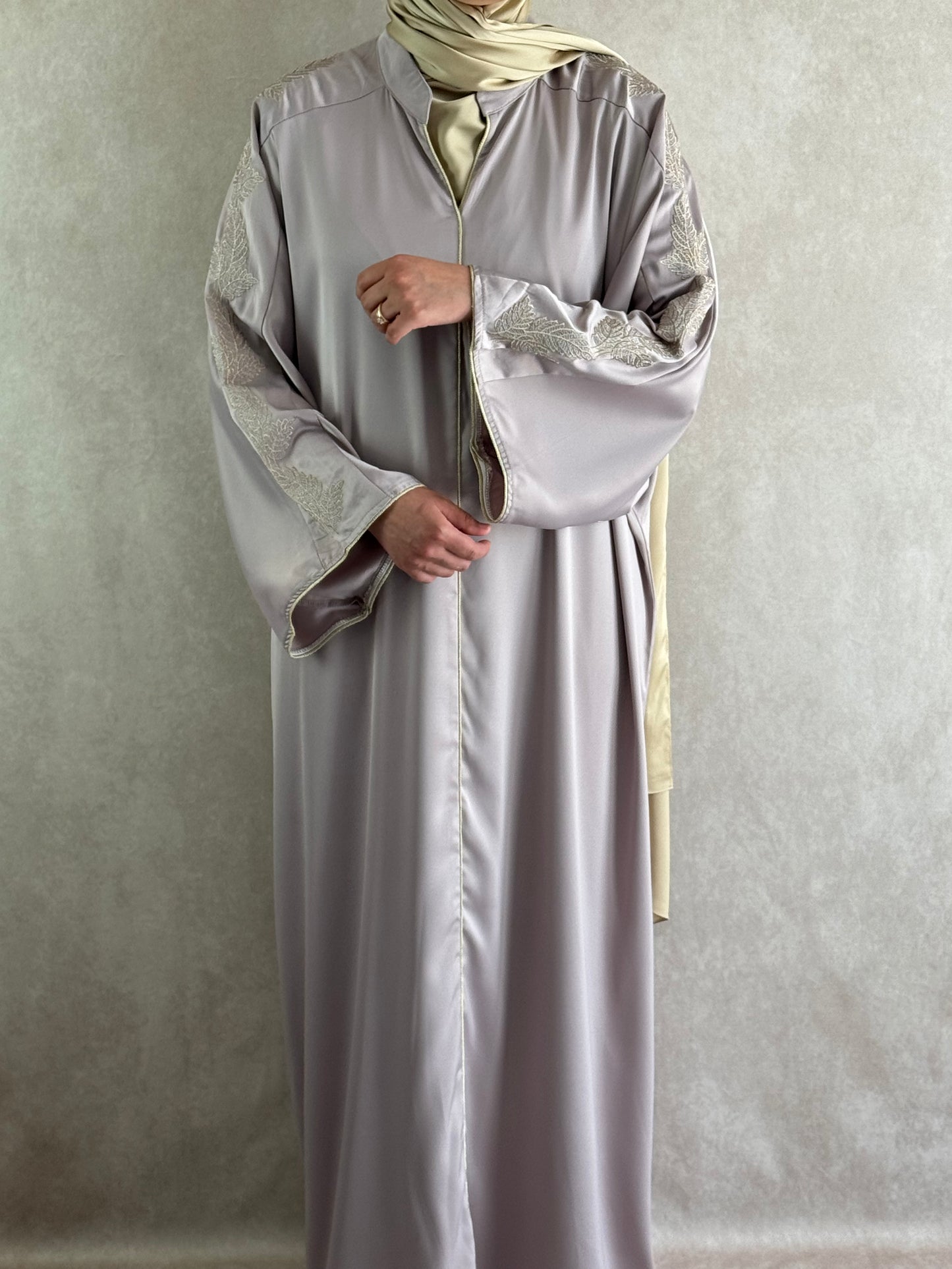 Abaya Satin brodée Alya Taupe