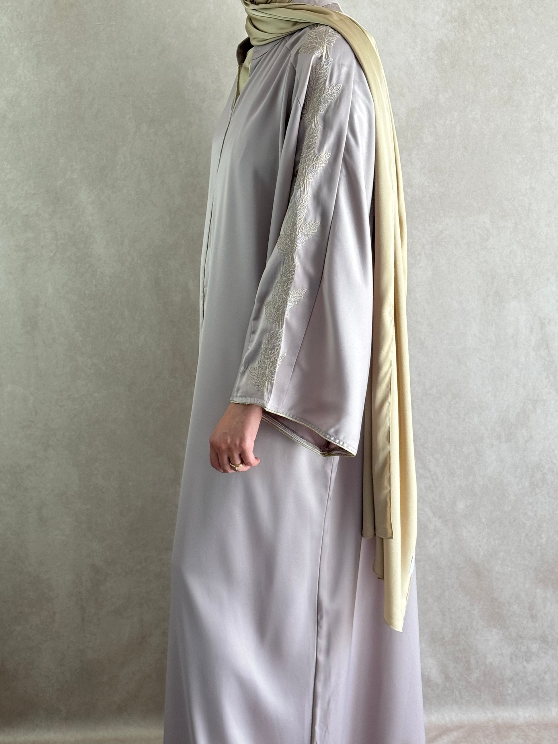 Abaya Satin brodée Alya Taupe