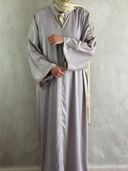 Abaya Satin brodée Alya Taupe